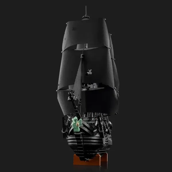 Конструктор LEGO Icons Піратський корабель капітана Джека Горобця (10365)